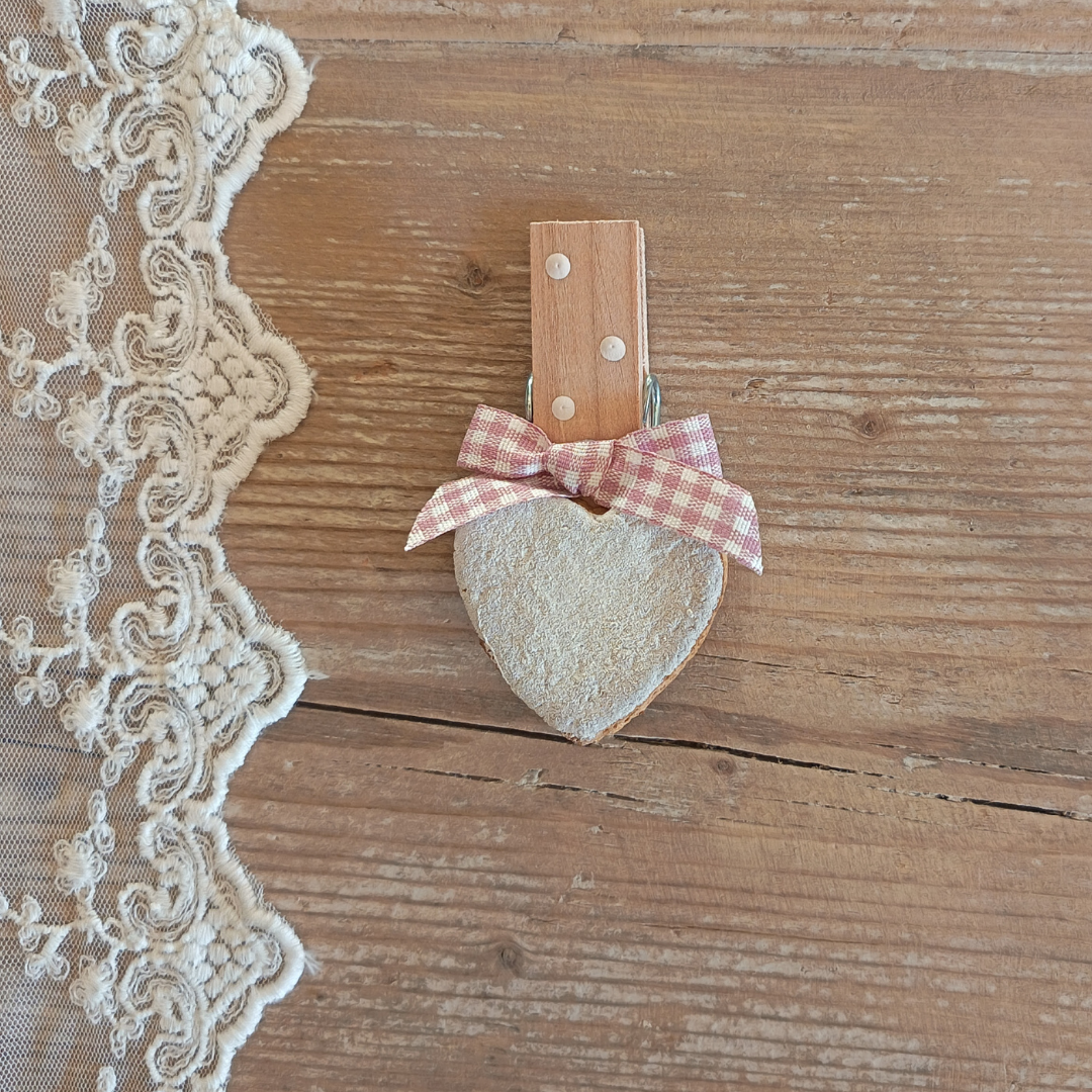 Molletta decorata con biscotto in ceramica chiudipacco fatta a mano - Cuore bianco