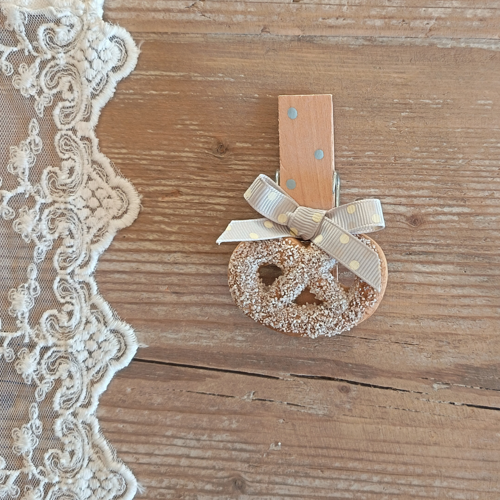Handmade ceramic biscuit-decorated peg for package closure - 10x5cm
