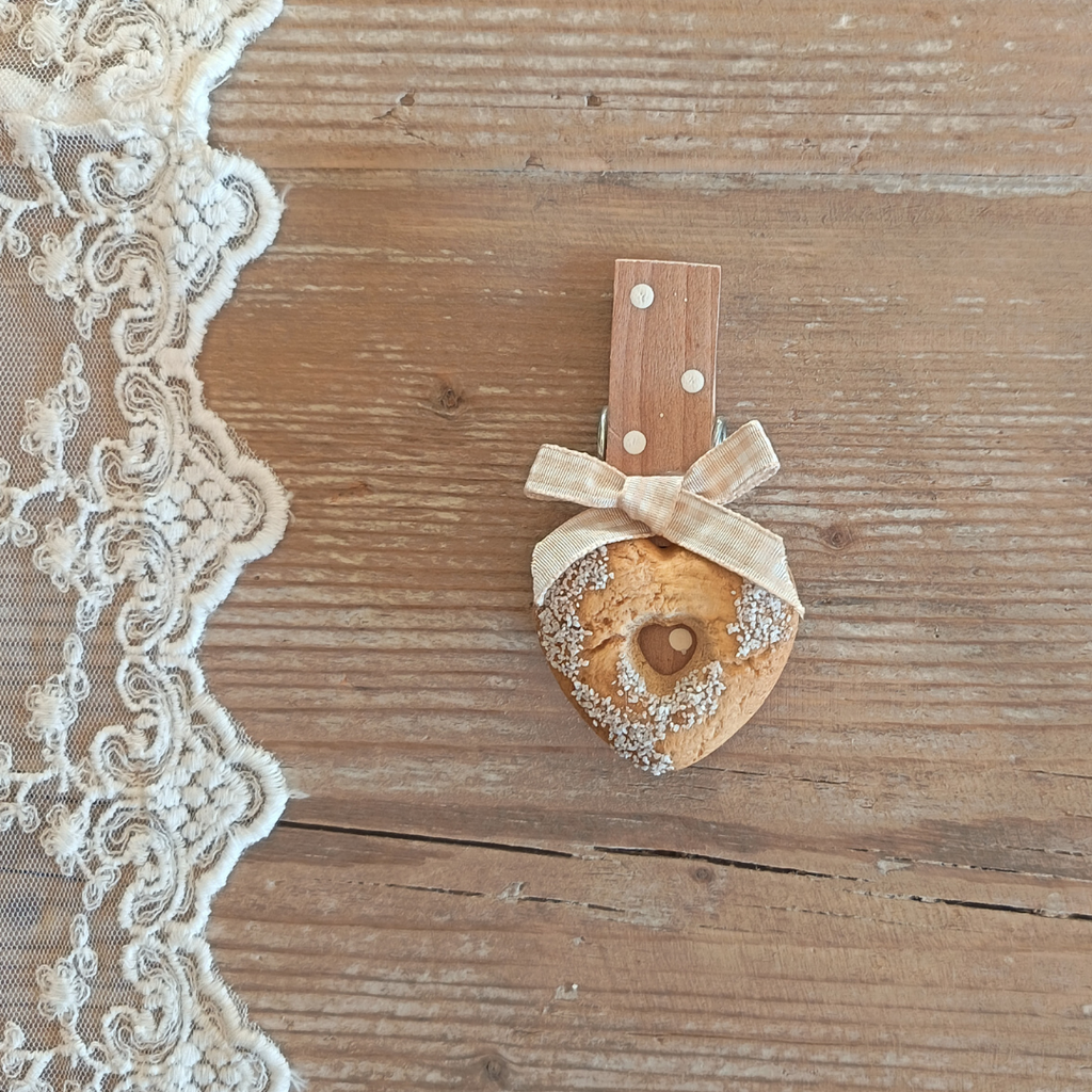 Handmade ceramic biscuit-decorated peg - Dusted heart