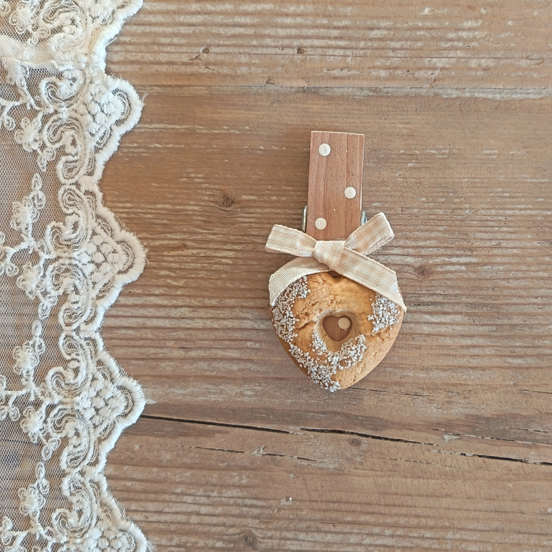 Molletta decorata con biscotto in ceramica chiudipacco fatta a mano - Cuore spolverato