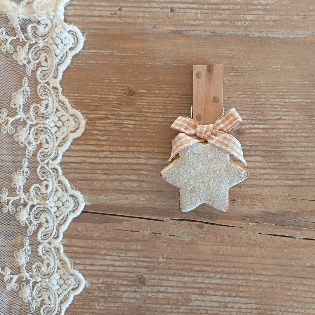 Molletta decorata con biscotto in ceramica chiudipacco fatta a mano - Stella bianca