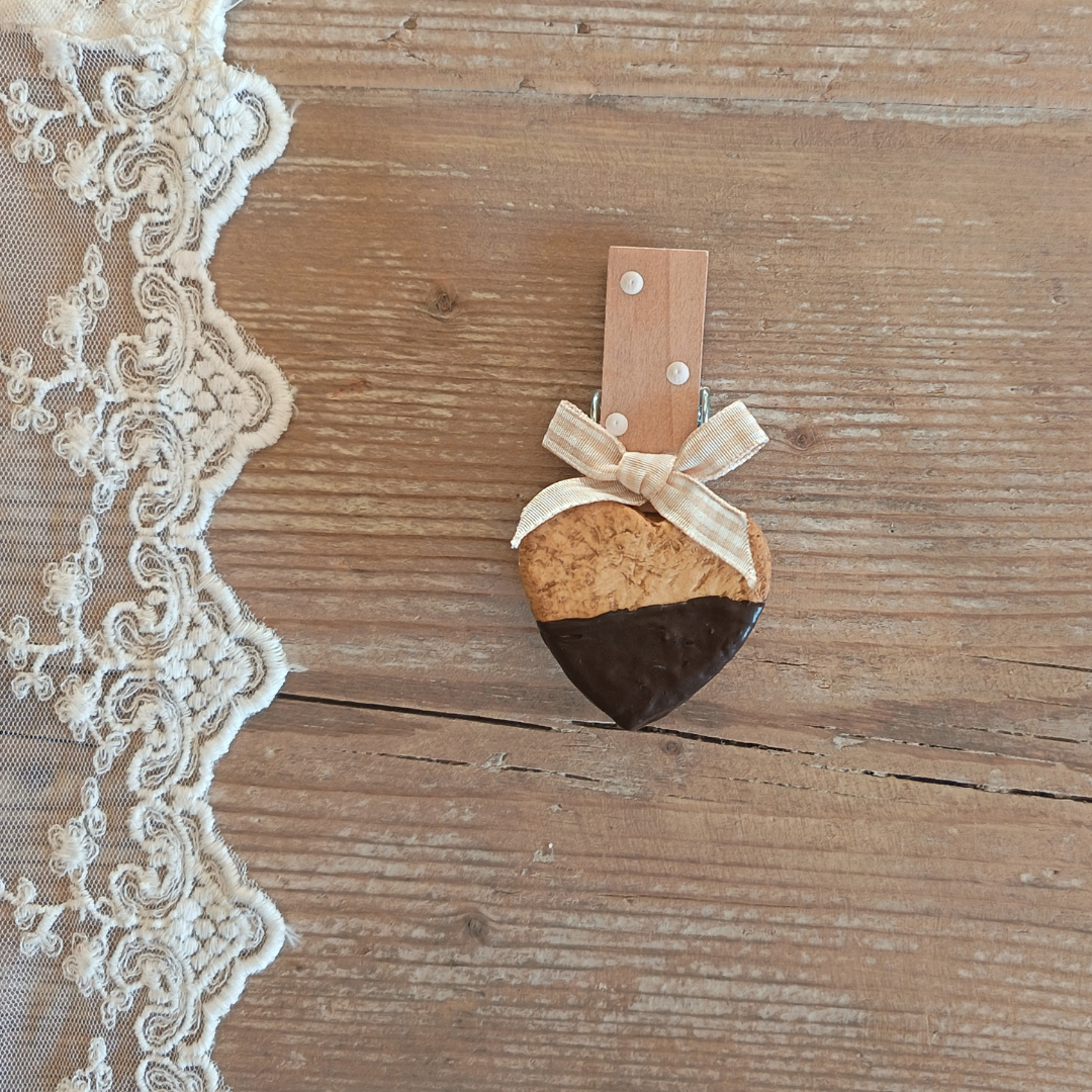 Molletta decorata con biscotto in ceramica chiudipacco fatta a mano - Cuore cioccolato