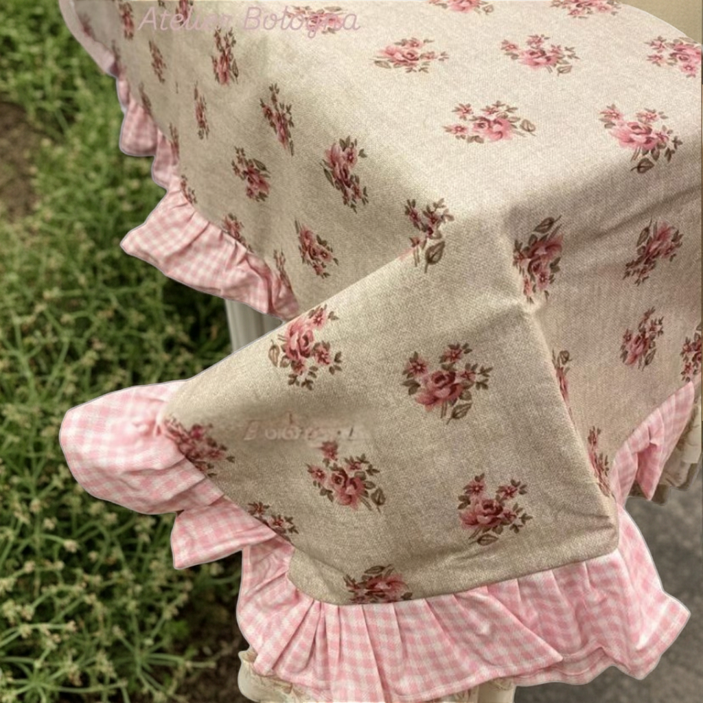 Tovaglia 8 posti resinata beige con fiorellini e balza quadrettini rosa "Le Flowers" - L'Atelier 17