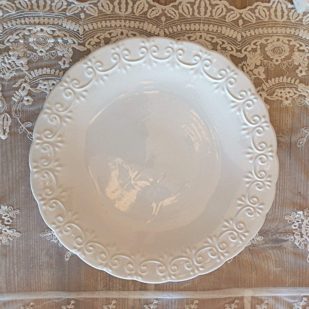 Set of 2 white dinner plates with floral decoration