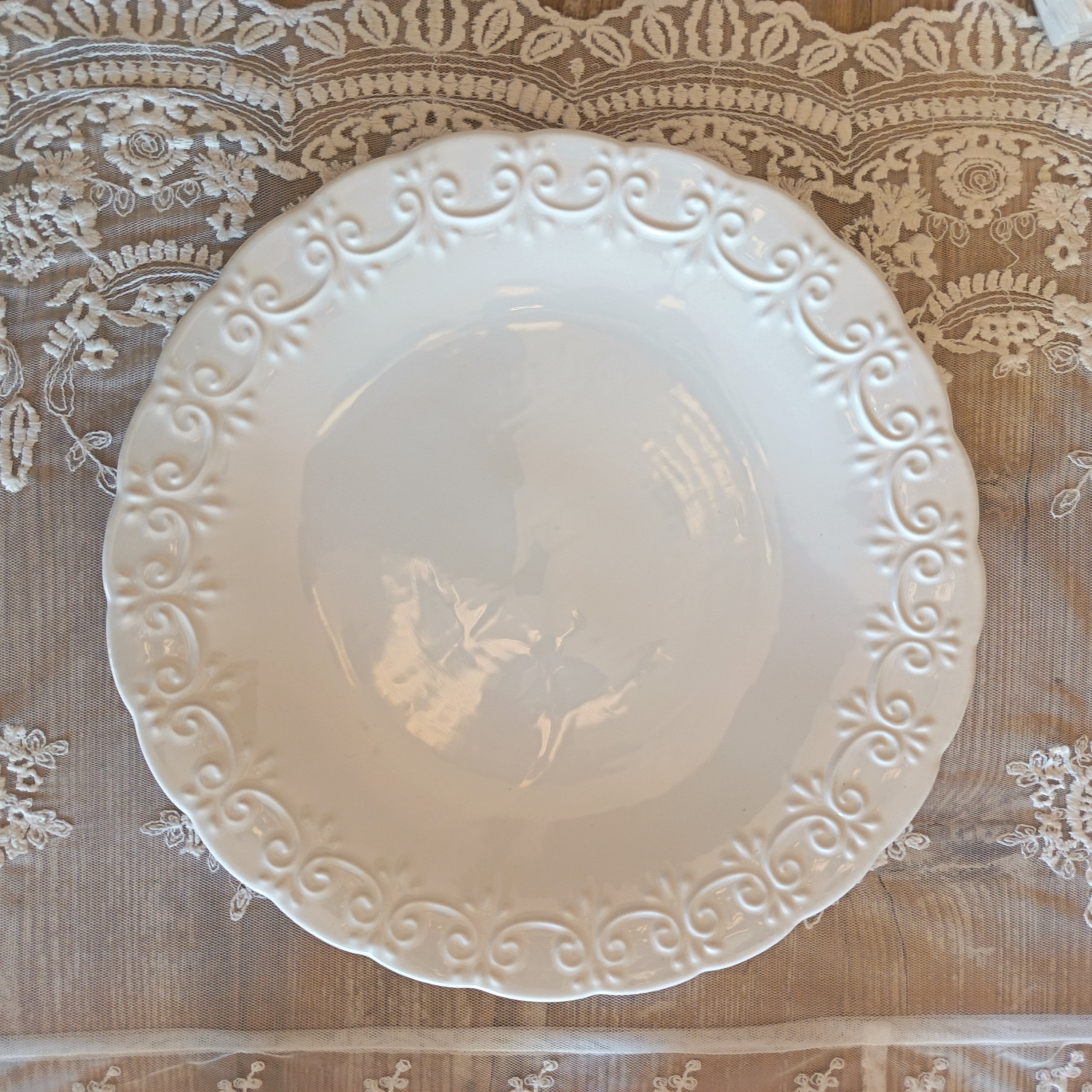 Set of 2 white dinner plates with floral decoration