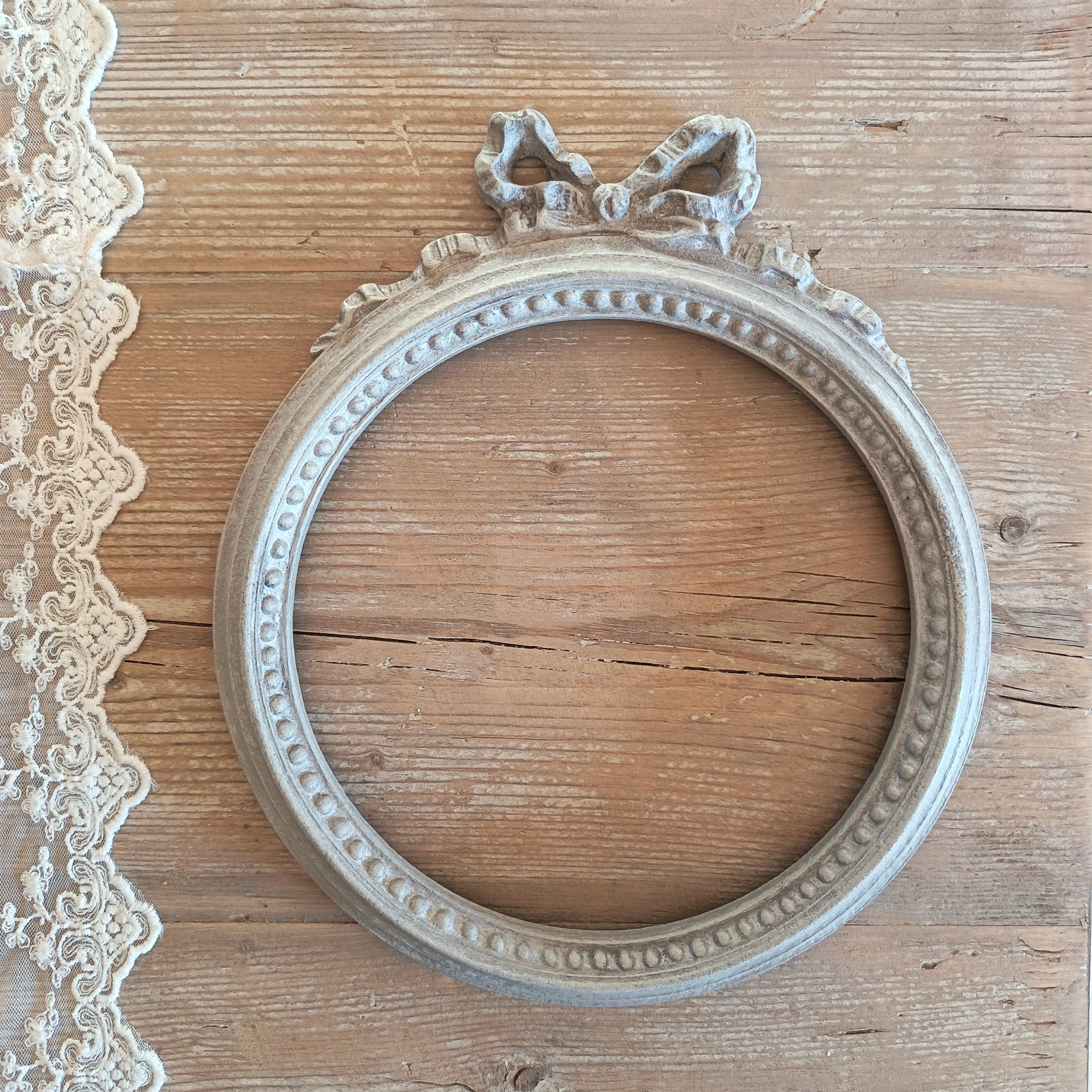 Cornice in legno con fiocco senza vetro dipinta a mano - Beige/Grigio