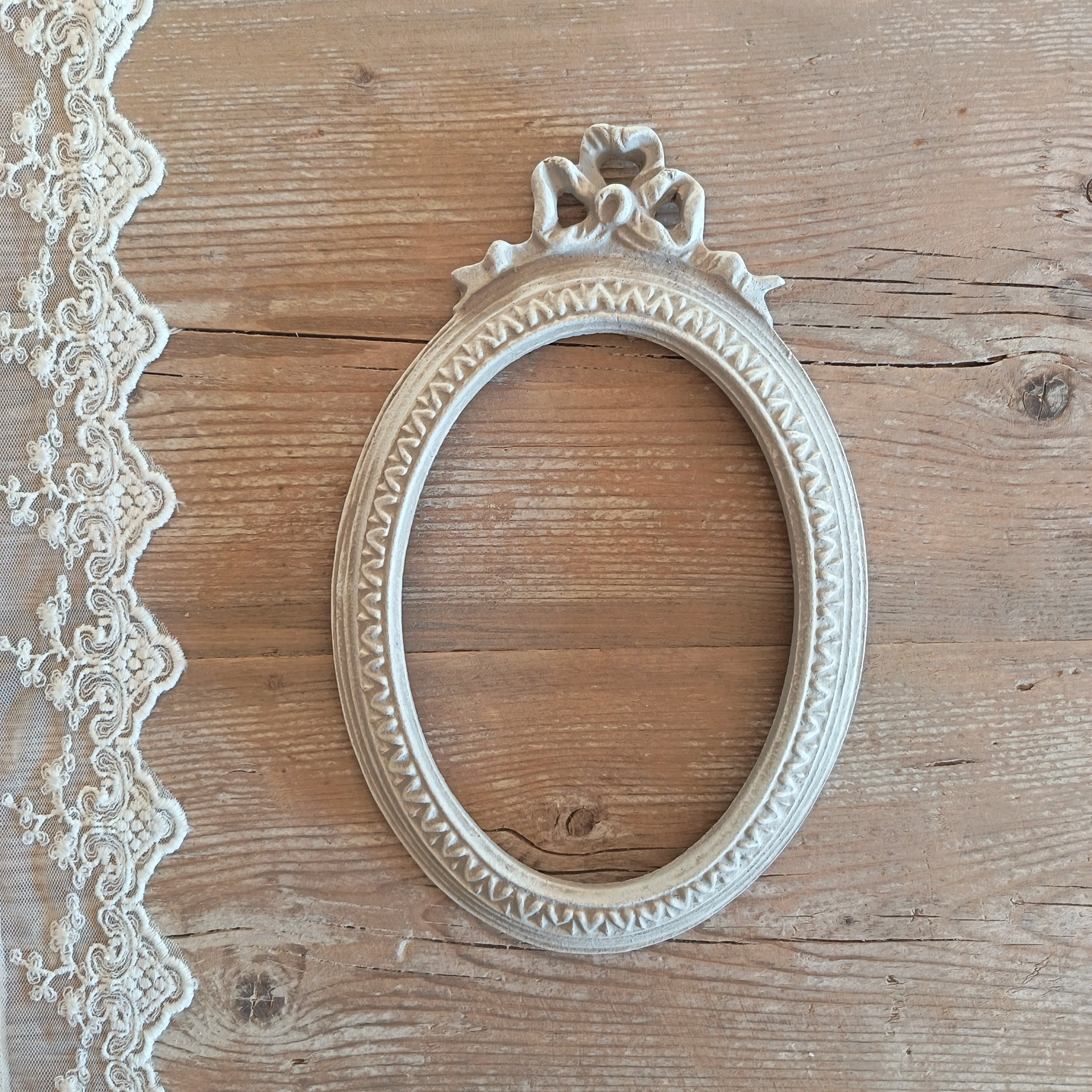 Cornice con fiocco in legno senza vetro dipinta a mano - Beige