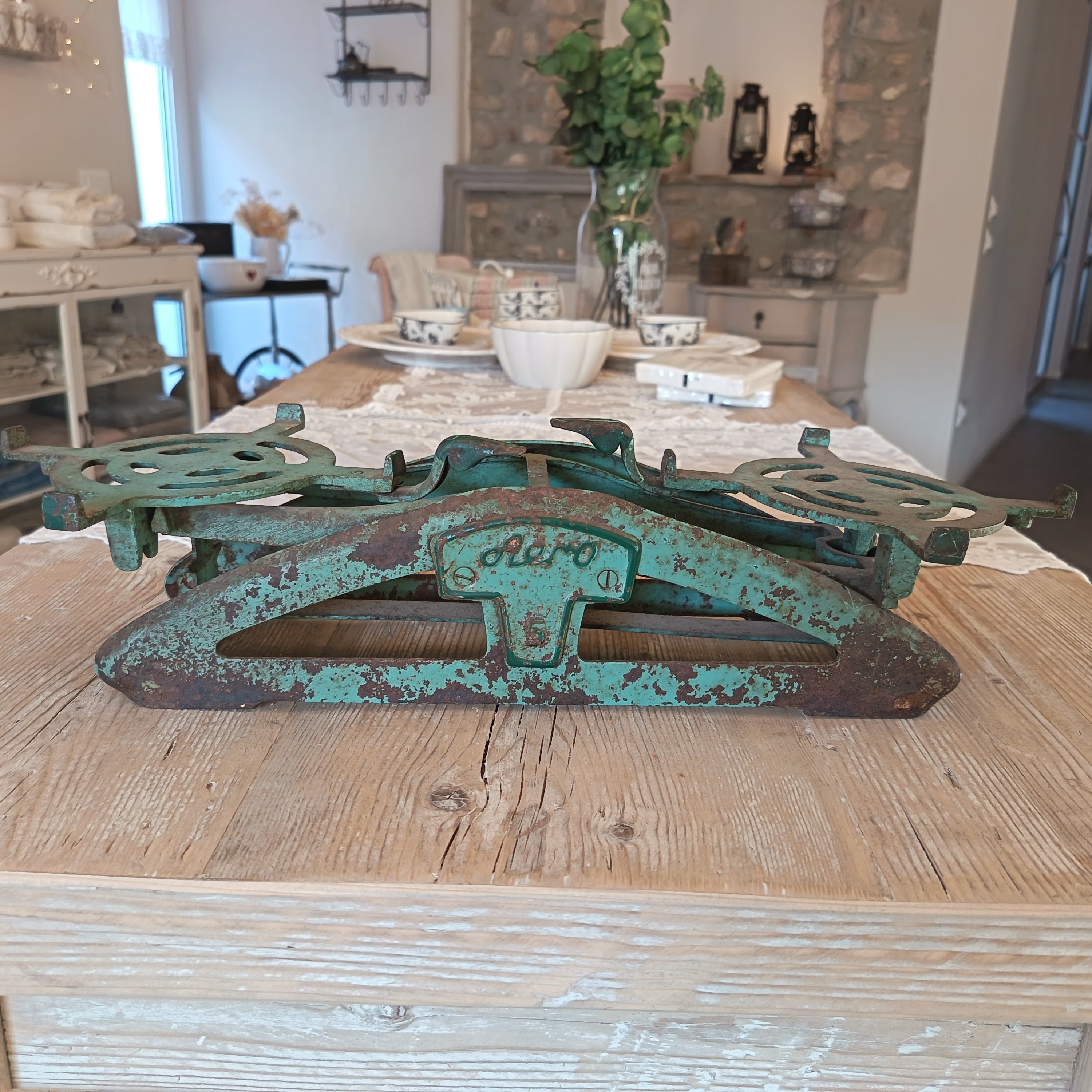 Bilancia antica in ottone a due piatti