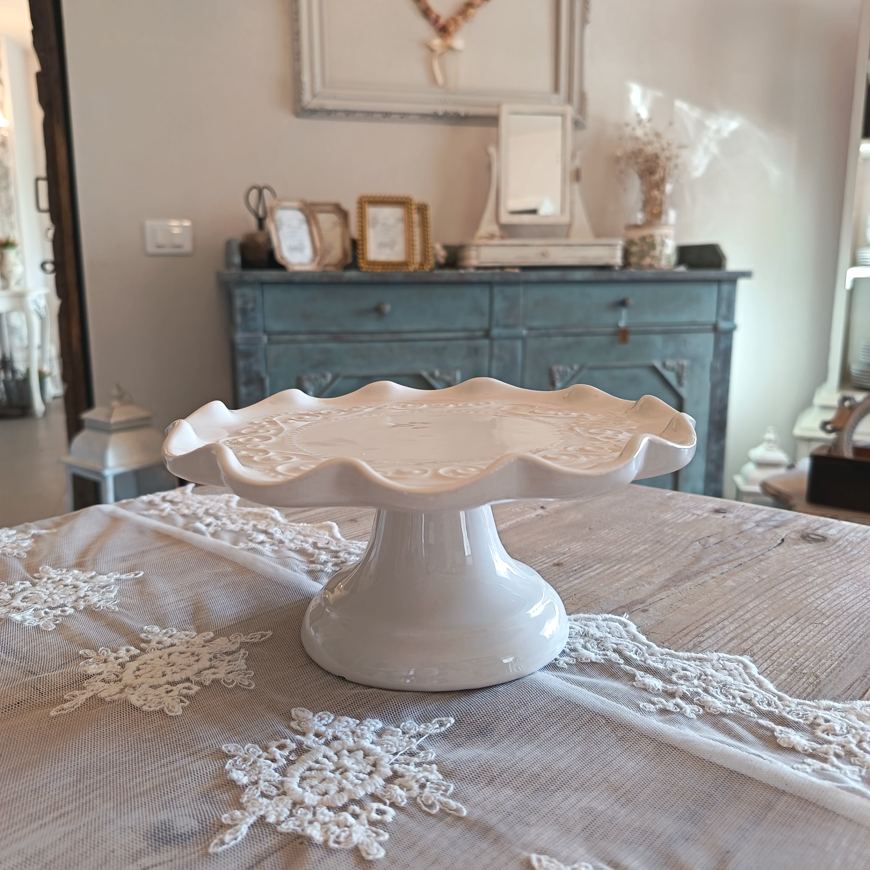 Alzatina per dolci in ceramica bianca con decorazione