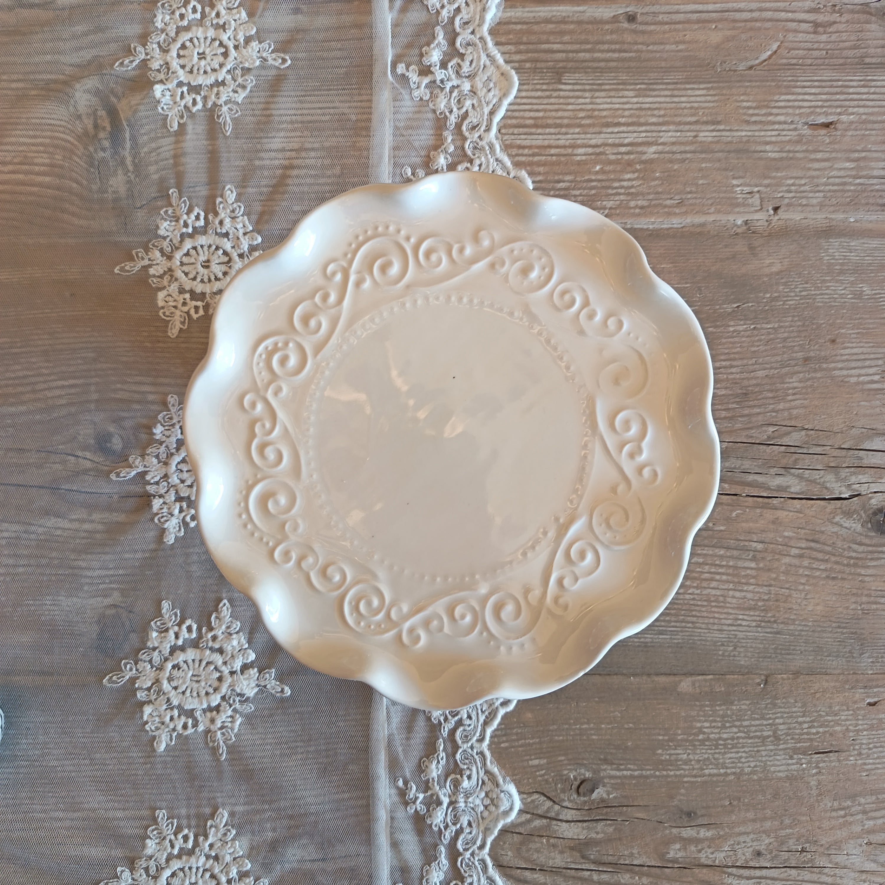 Alzatina per dolci in ceramica bianca con decorazione