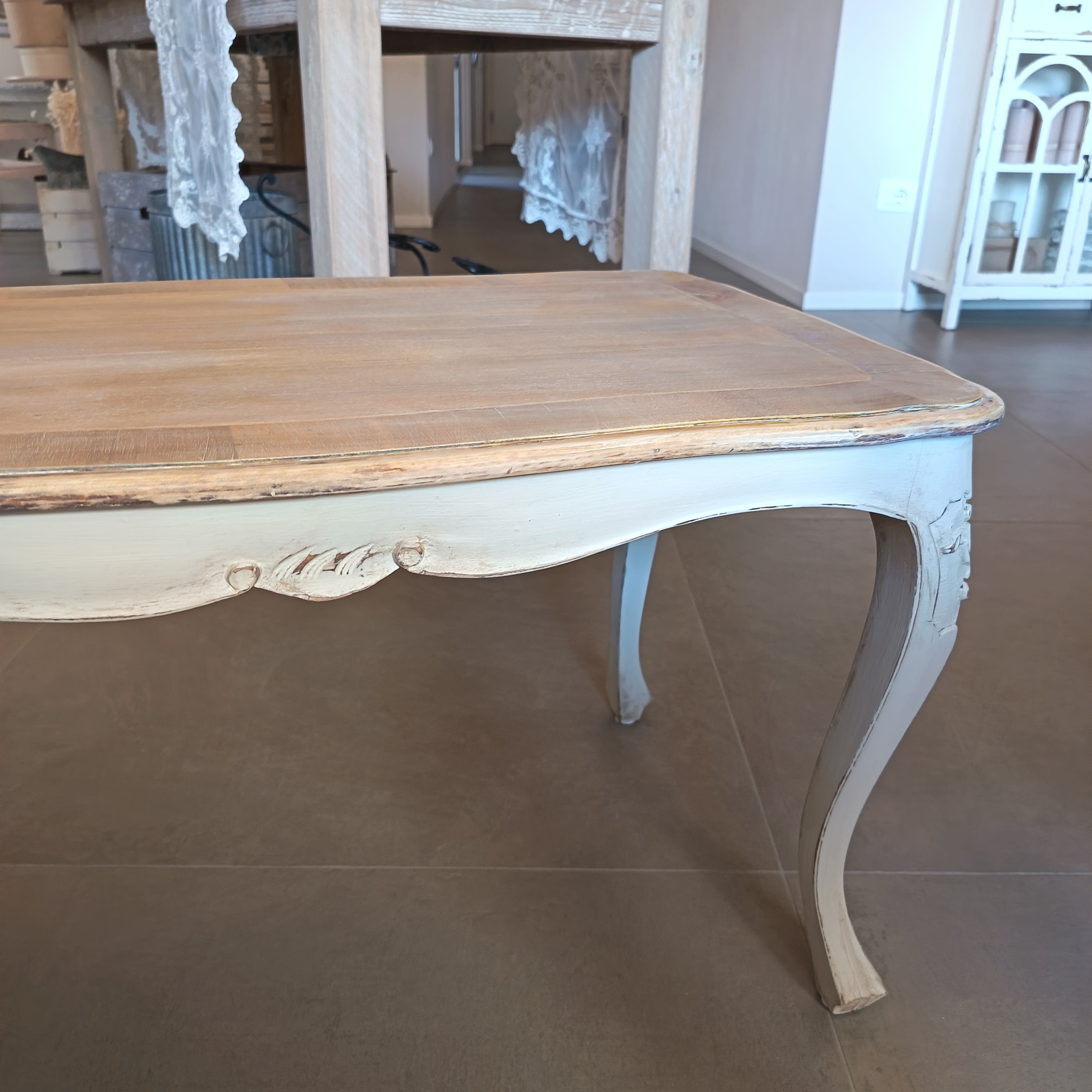 Tavolino basso in legno dipinto a mano