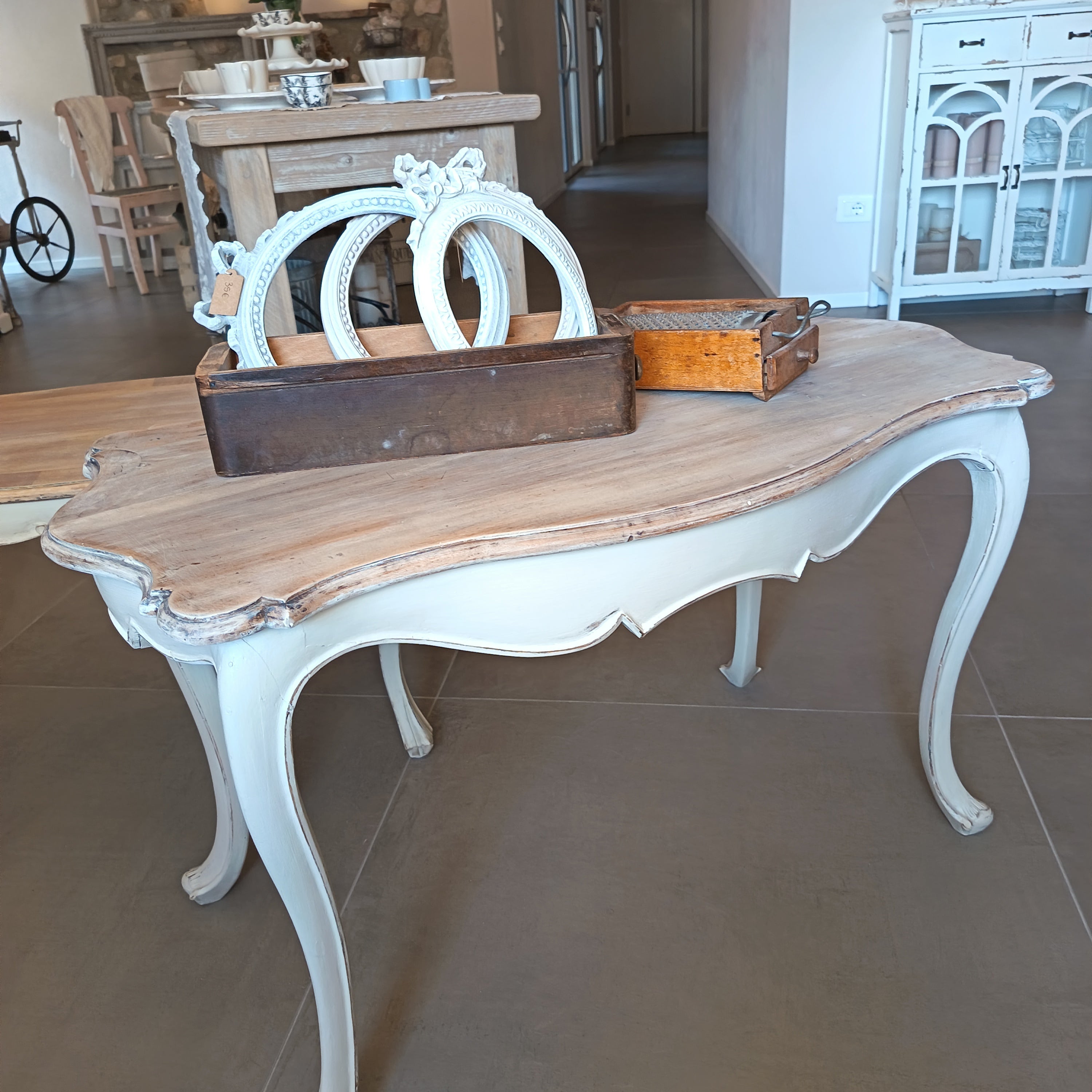 Tavolino basso in legno dipinto a mano