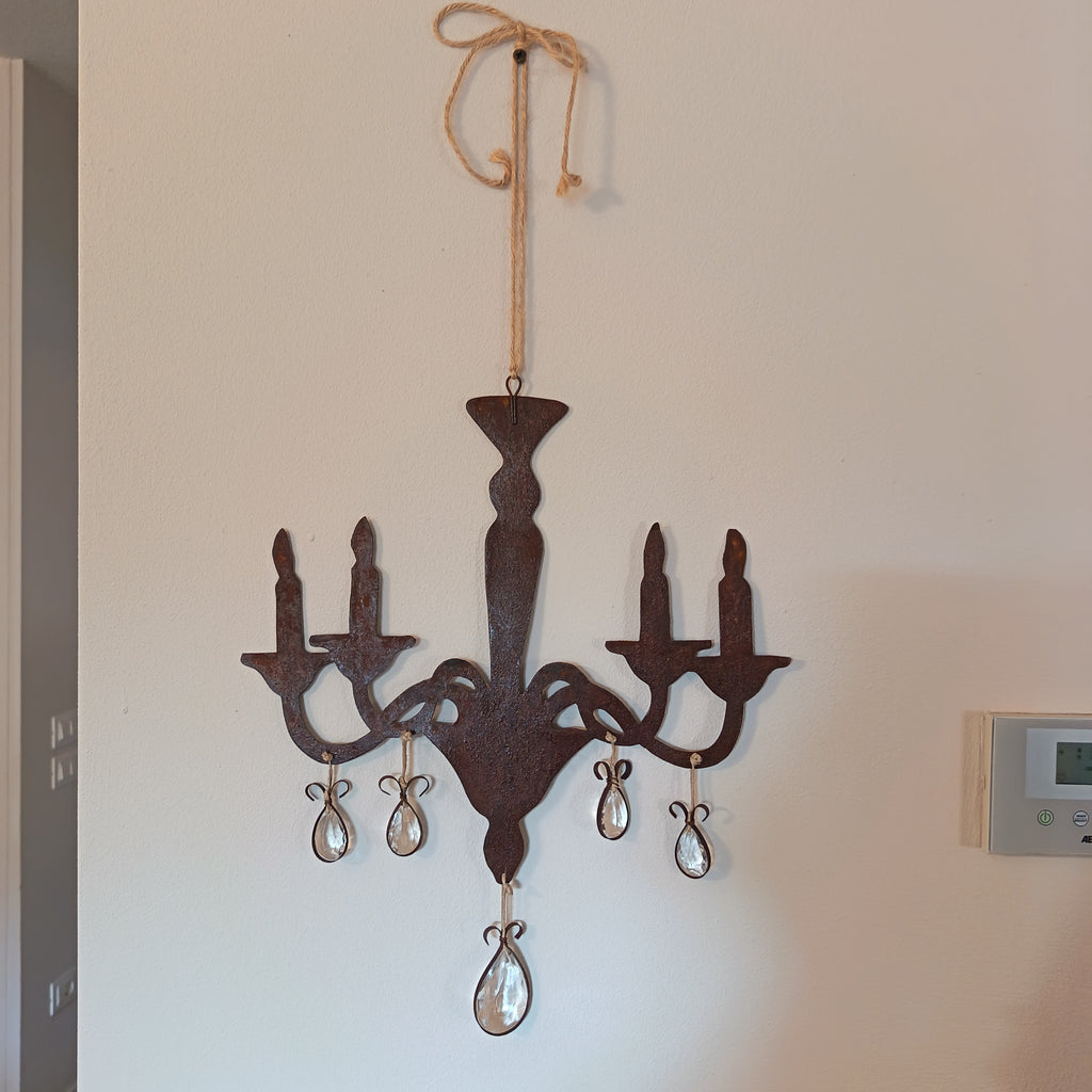 Lampadario in ferro arrugginito con cristalli da appendere