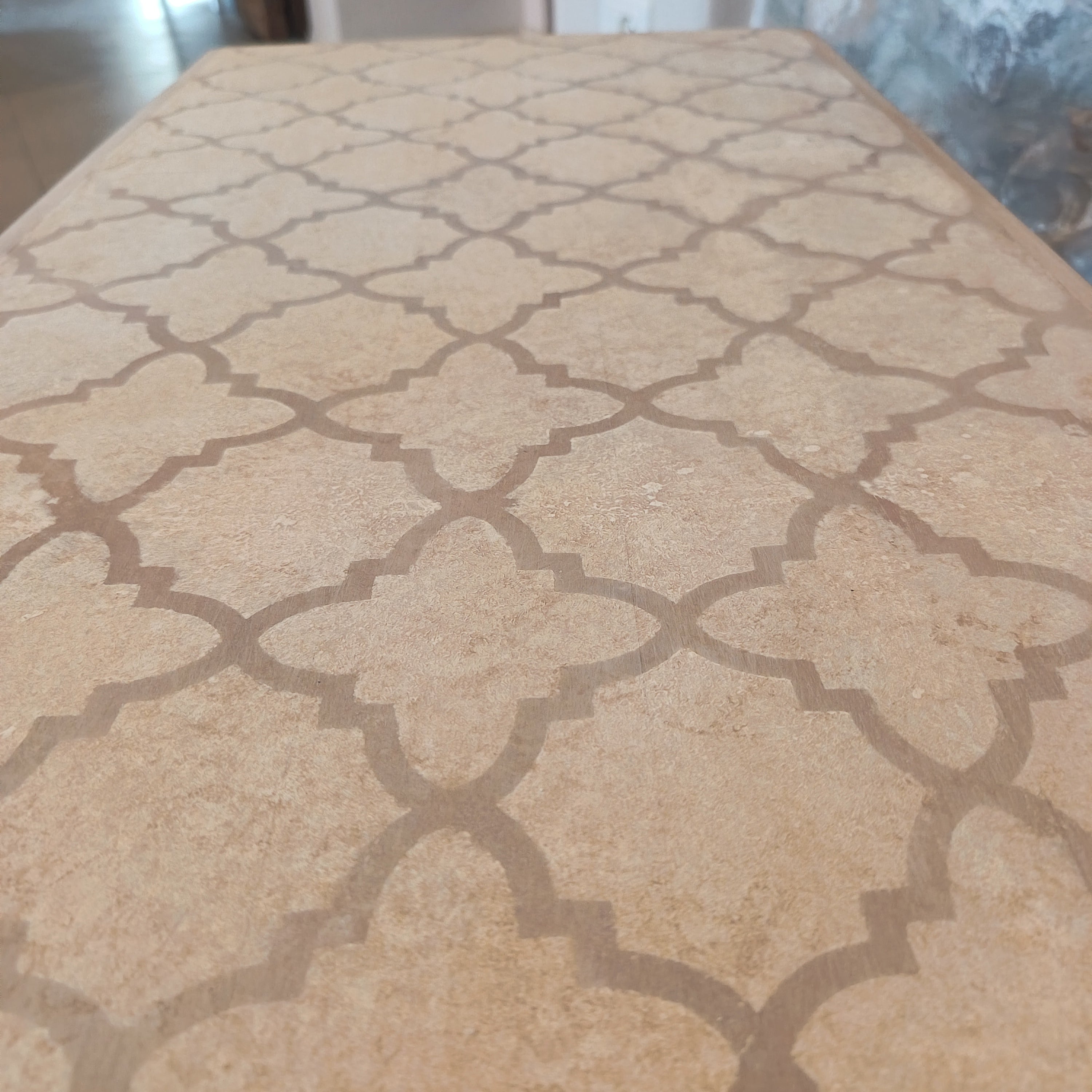 Tavolino basso da salotto beige dipinto a mano con decorazione sul piano