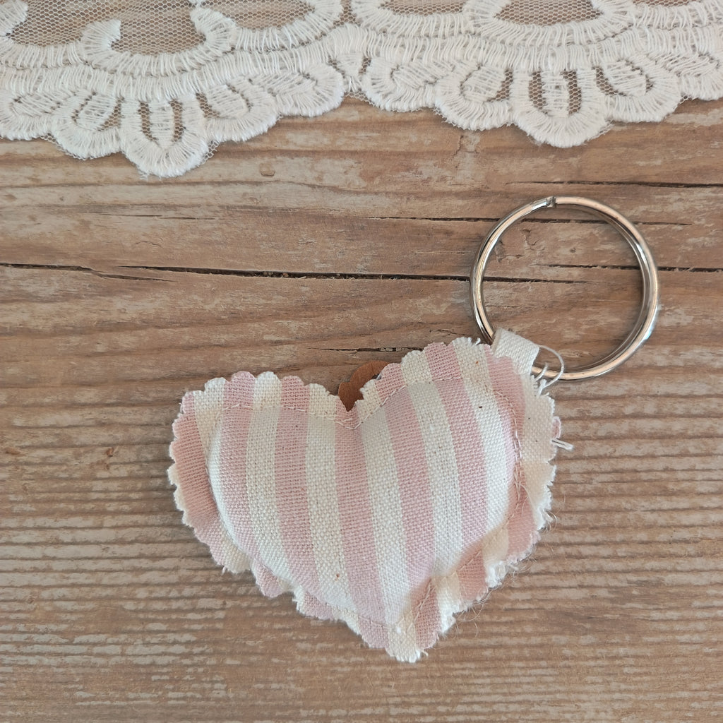 Portachiavi a cuore a righine bianche e rosa
