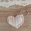 Portachiavi a cuore a righine bianche e rosa