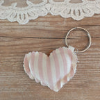 Portachiavi a cuore a righine bianche e rosa