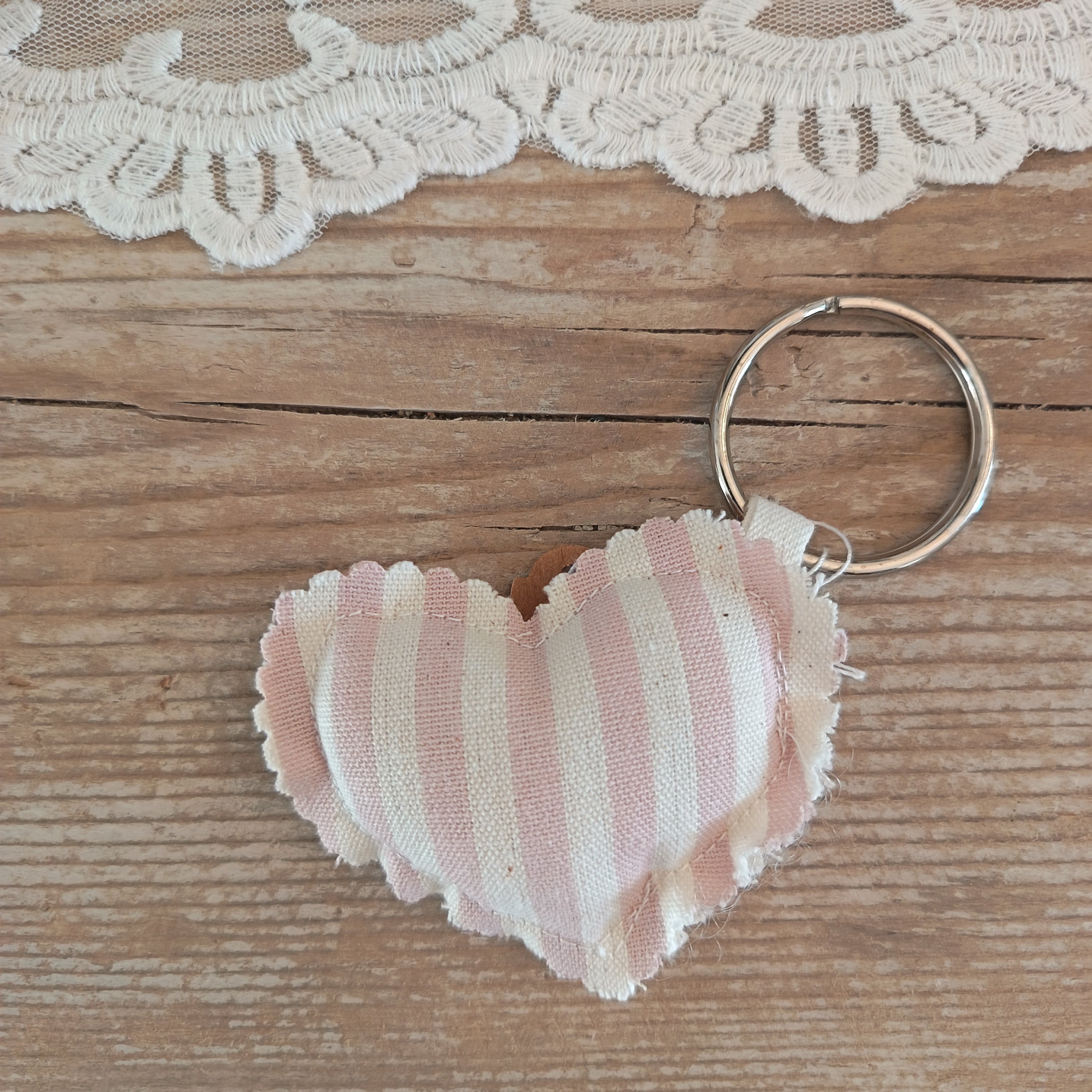 Portachiavi a cuore a righine bianche e rosa