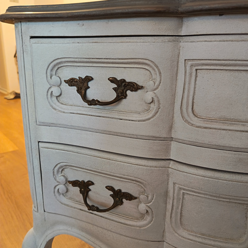 Comò a due cassetti in stile provenzale con patina antica dipinto a mano - Cantuccio