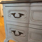 Comò a due cassetti in stile provenzale con patina antica dipinto a mano - Cantuccio
