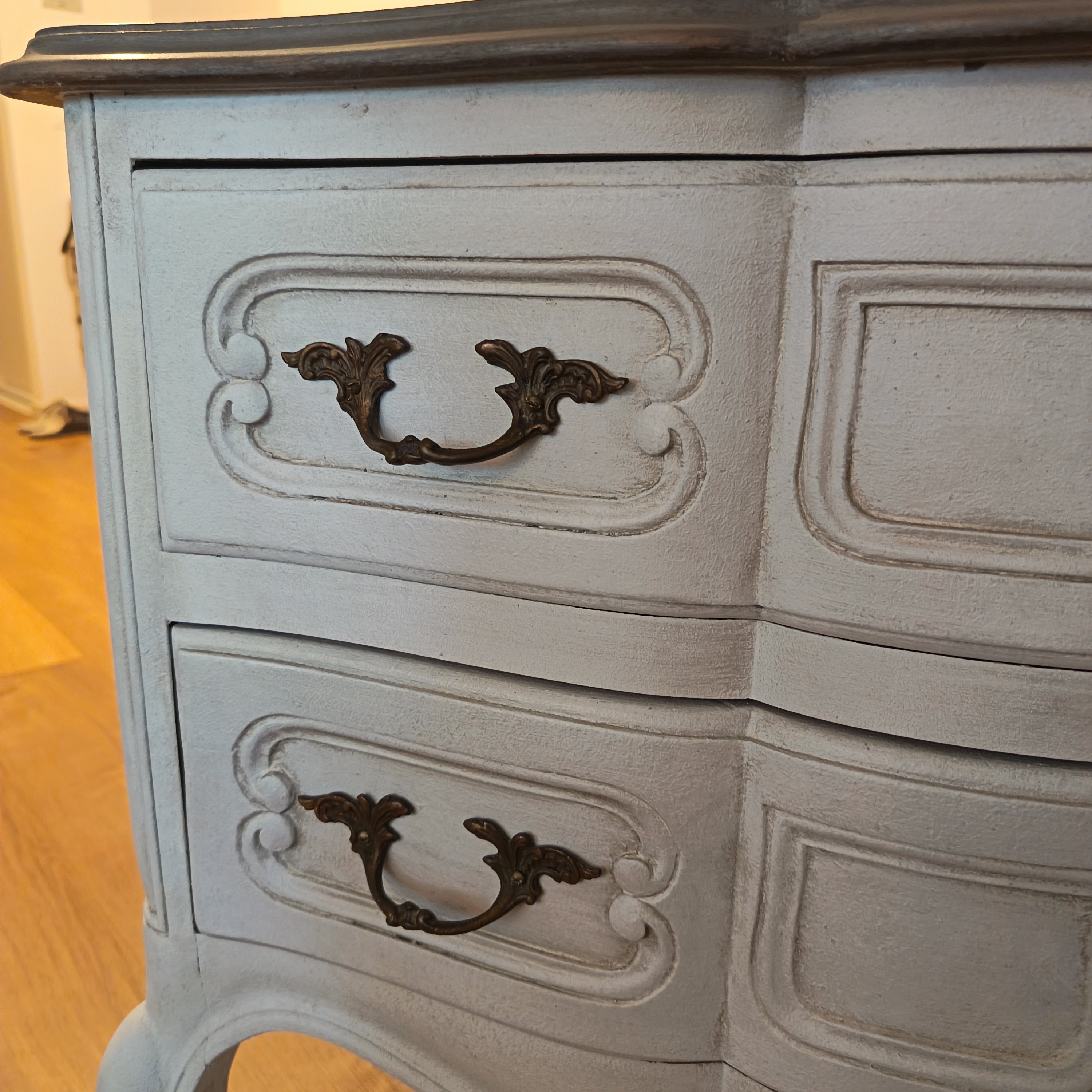 Comò a due cassetti in stile provenzale con patina antica dipinto a mano - Cantuccio