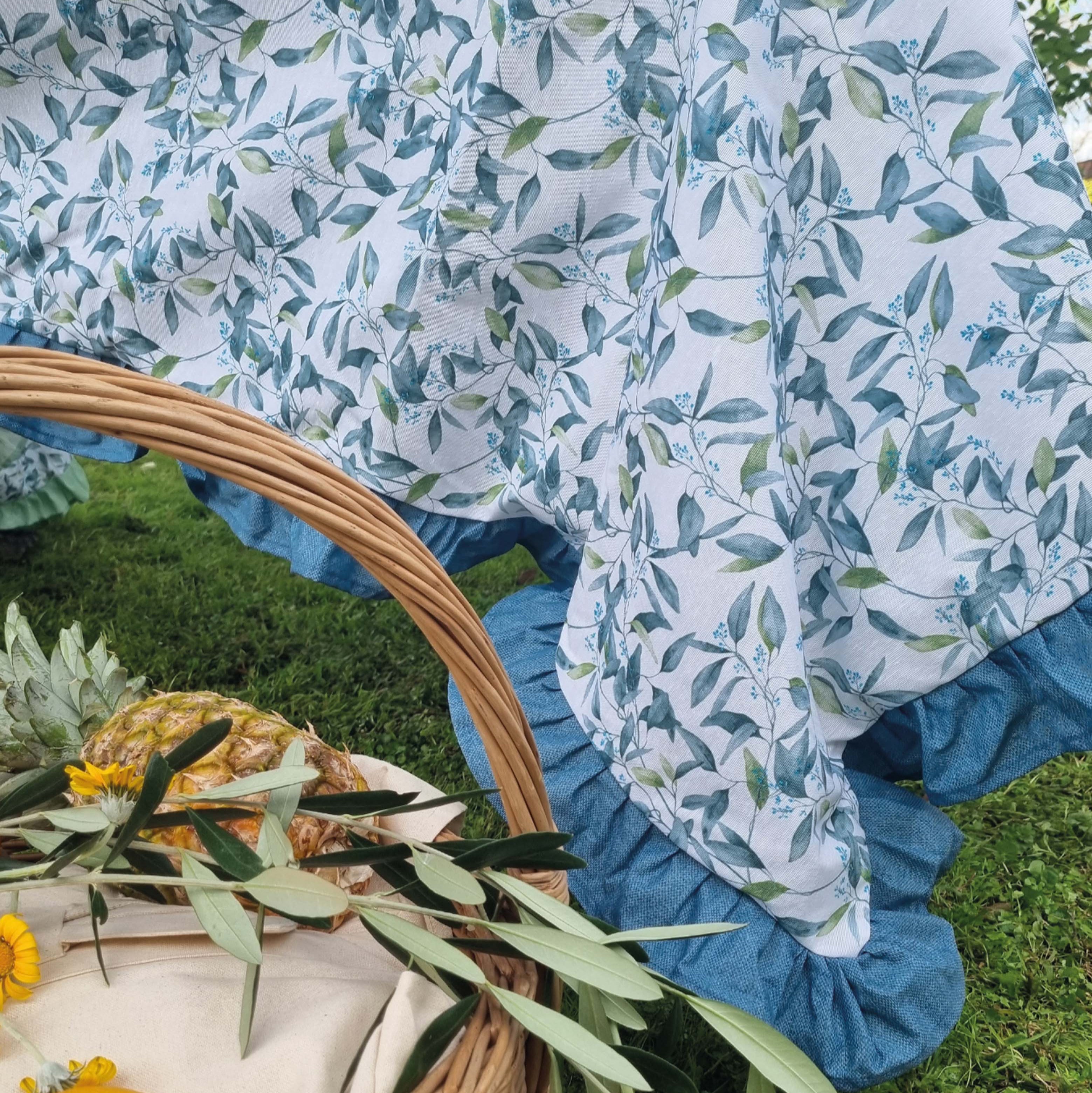 Tovaglia 6 posti resinata "Vivaio" bianca con fiori e balza azzurri - L'Atelier 17