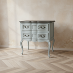 Comò a due cassetti in stile provenzale con patina antica dipinto a mano - Cantuccio