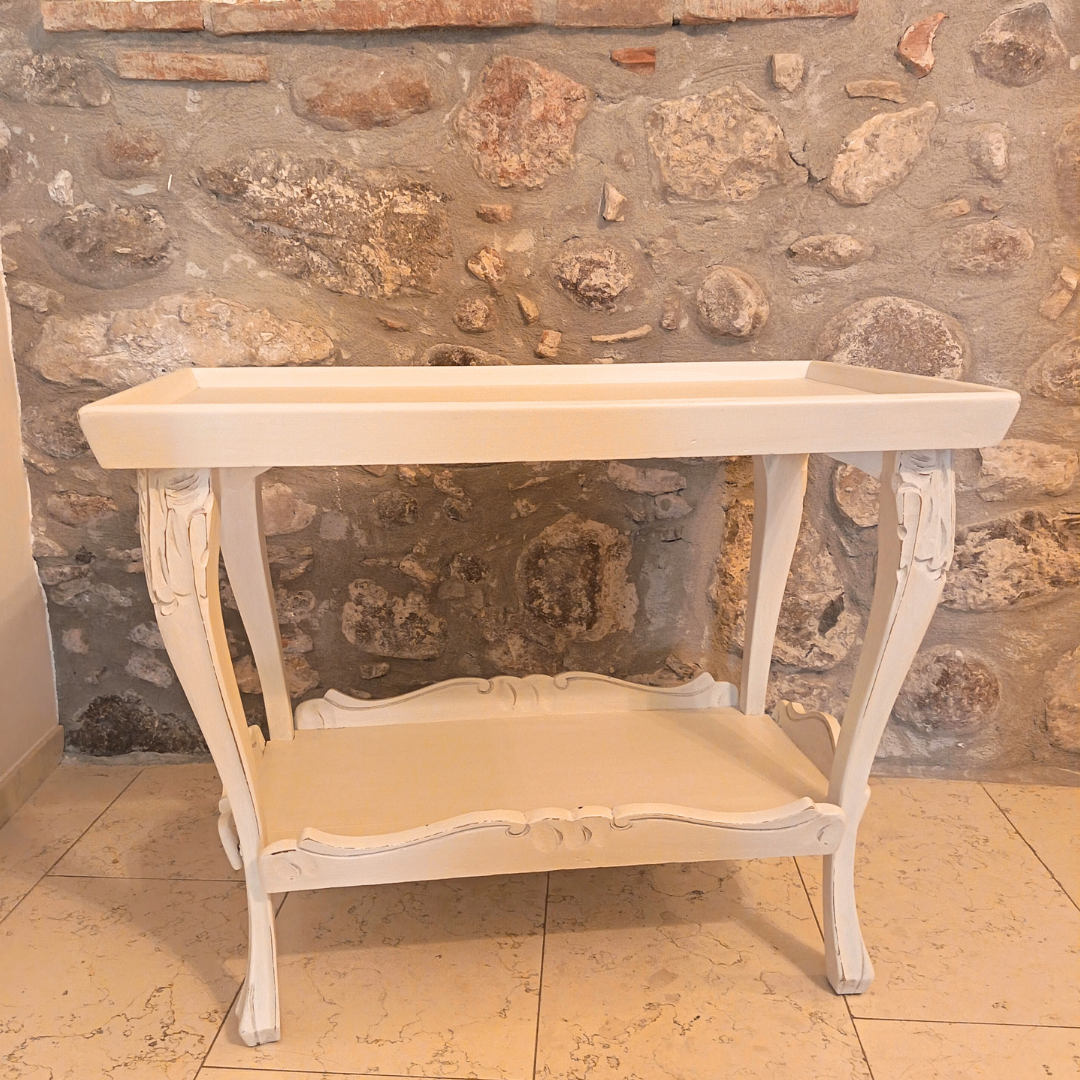 Tavolino con due ripiani beige dipinto a mano e rotelline