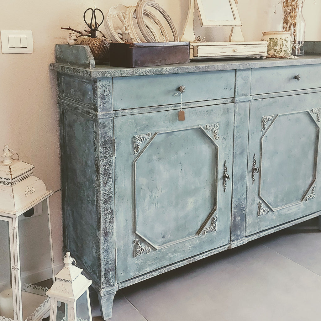 Credenza verde azzurro a due ante con ripiano centrale - Chic Antique