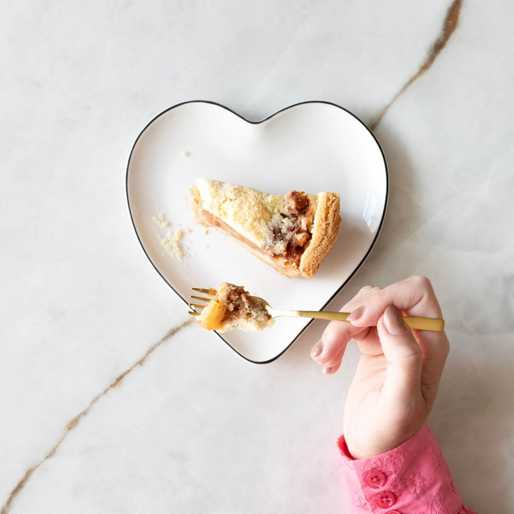 White heart-shaped plate with a black heart - Bastion Collection